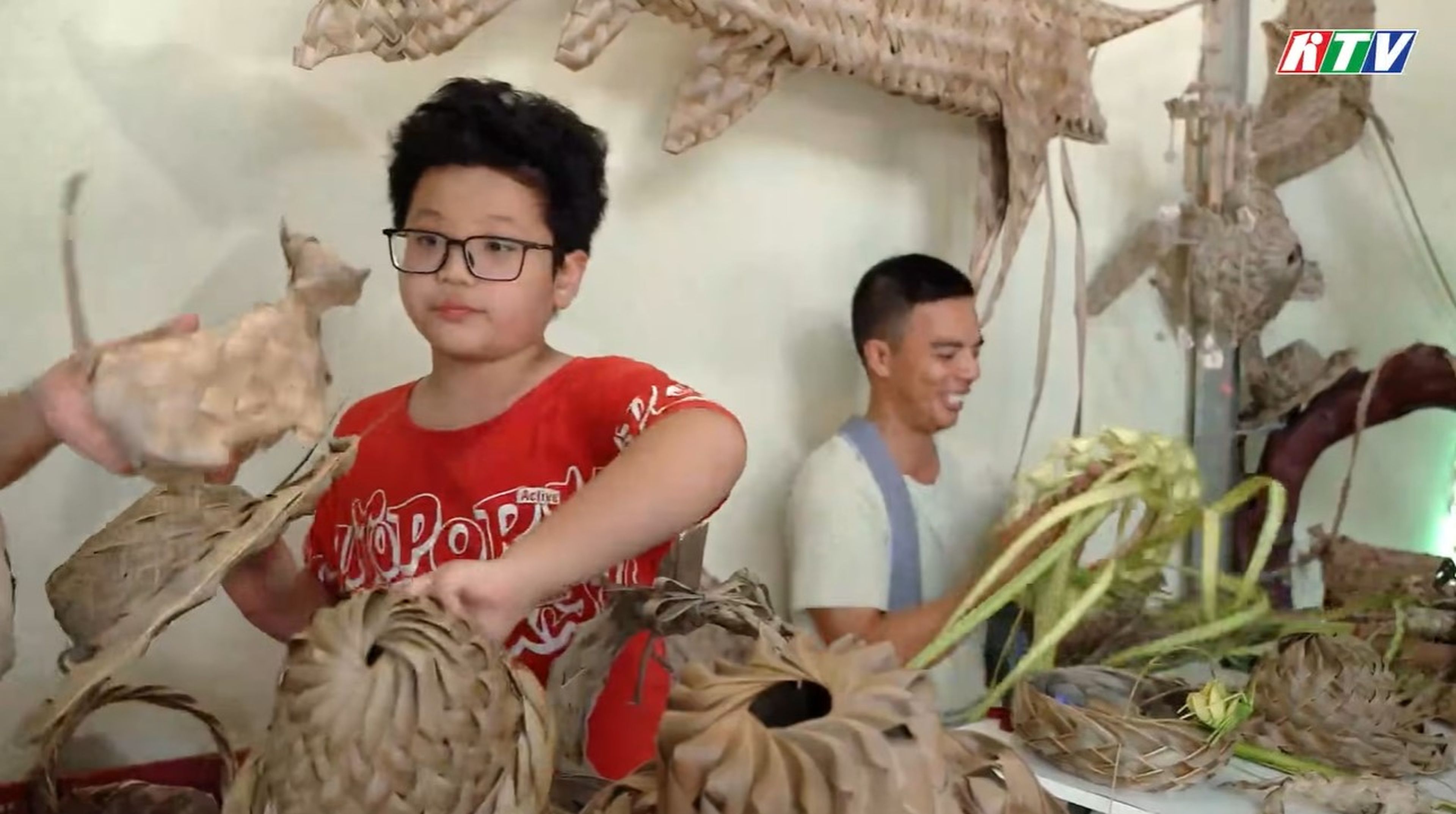 When Youth "Weave" New Life into the Art of Coconut Leaf Weaving - Hình 1